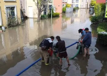 Residentes de Chicoloapan, Edomex, han permanecido atrapados en sus hogares inundados por más de un día
