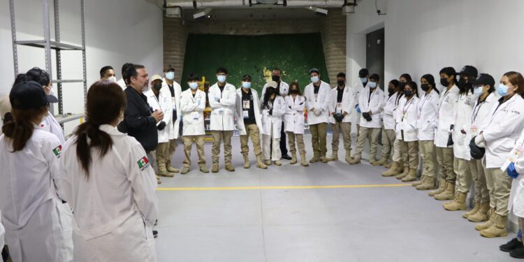 Recibe IJCF a universitarios en visitas académicas para conocer áreas y actividades